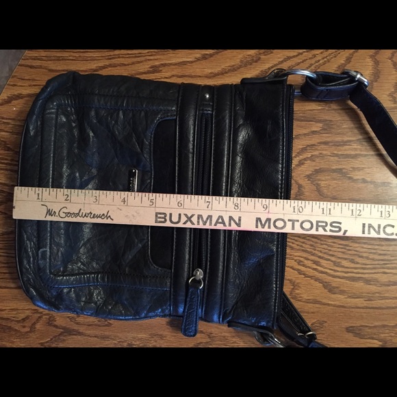 Black cross body purse. Lots of pockets. - Picture 5 of 6